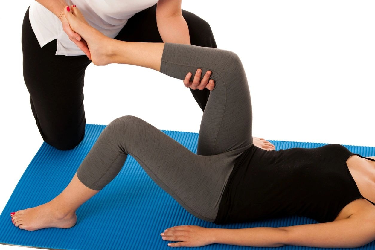 Guided rehabilitation exercise in a physiotherapy clinic